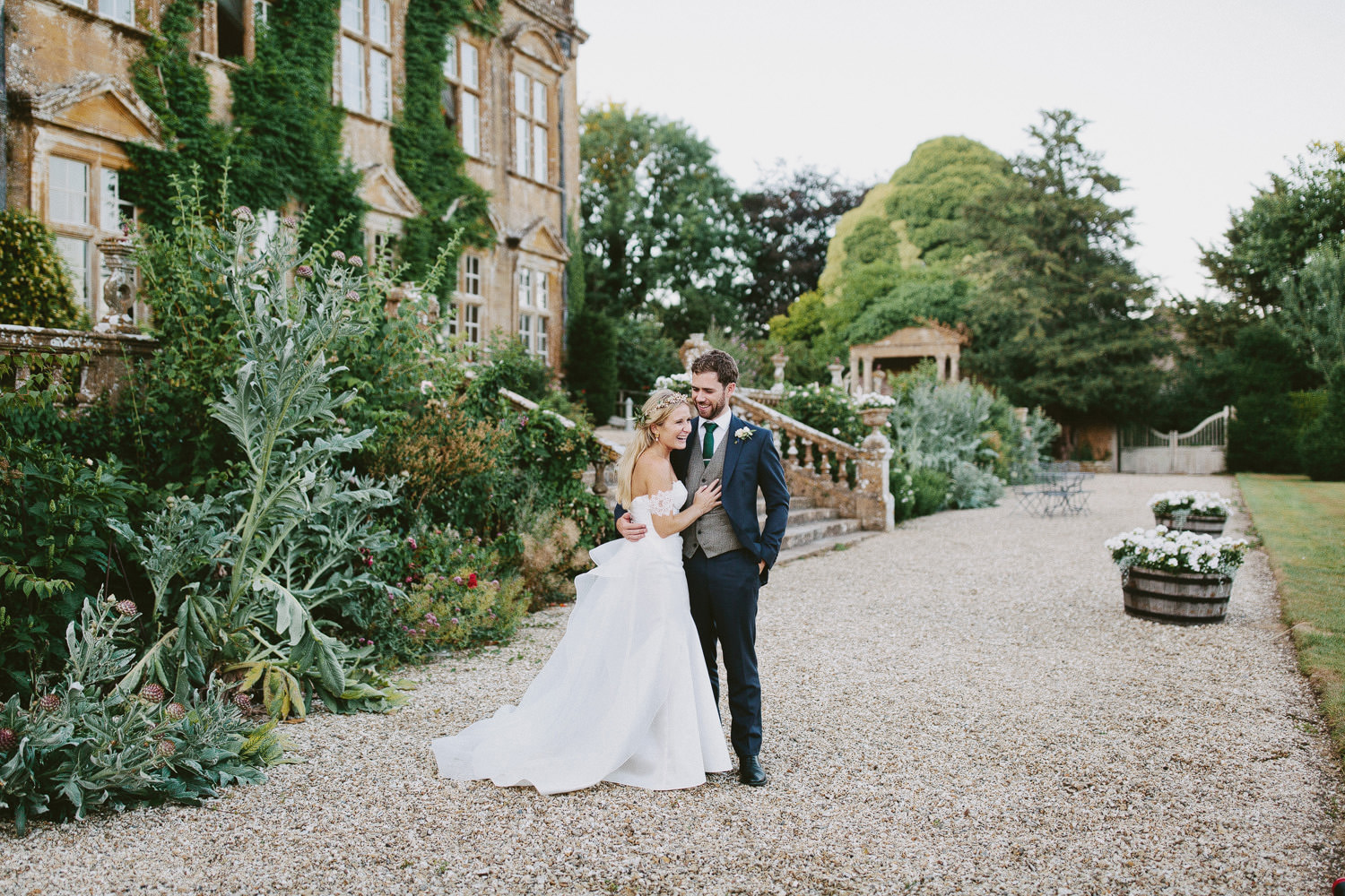 bride hugs grooms in her Hermione de Paula